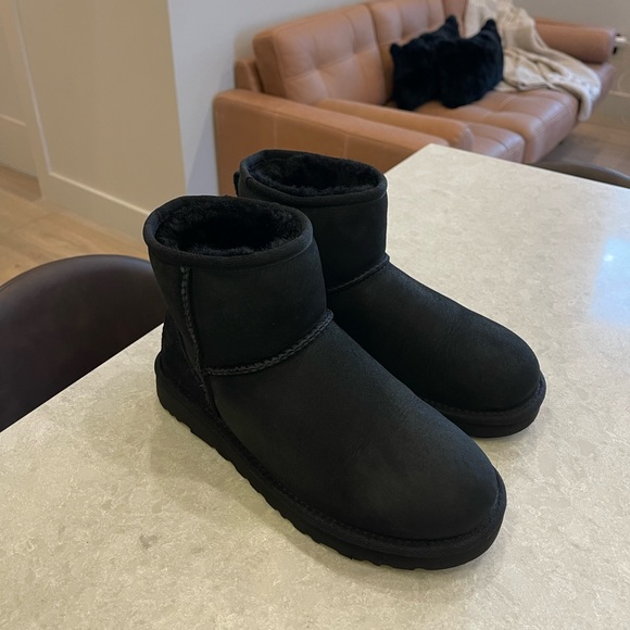 New UGG Women’s Black Classic Mini II Boot, Size 6 - Picture 8 of 13